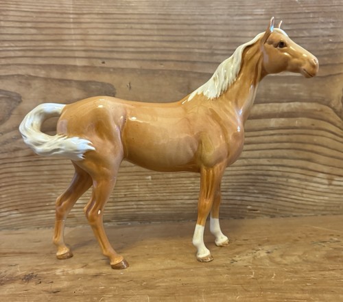 Beswick palomino horse - palomino,